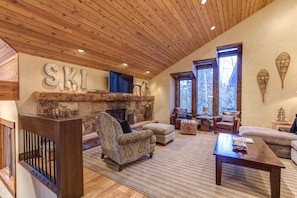 Smart TV, fireplace, stereo