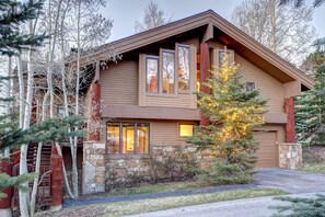 Exterior - Ski-in/Ski-out in the heart of Silver Lake! Spacious with lovely mountain views! (Deer Valley)
