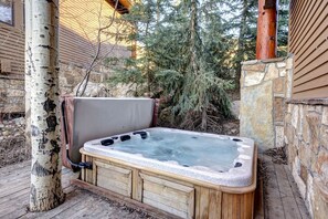Outdoor spa tub - Ski-in/Ski-out in the heart of Silver Lake! Spacious with lovely mountain views! (Deer Valley)