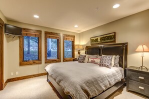5 bedrooms, iron/ironing board, free WiFi, bed sheets - Ski-in/Ski-out in the heart of Silver Lake! Spacious with lovely mountain views! (Deer Valley)