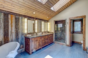 Combined shower/bathtub, hair dryer, towels