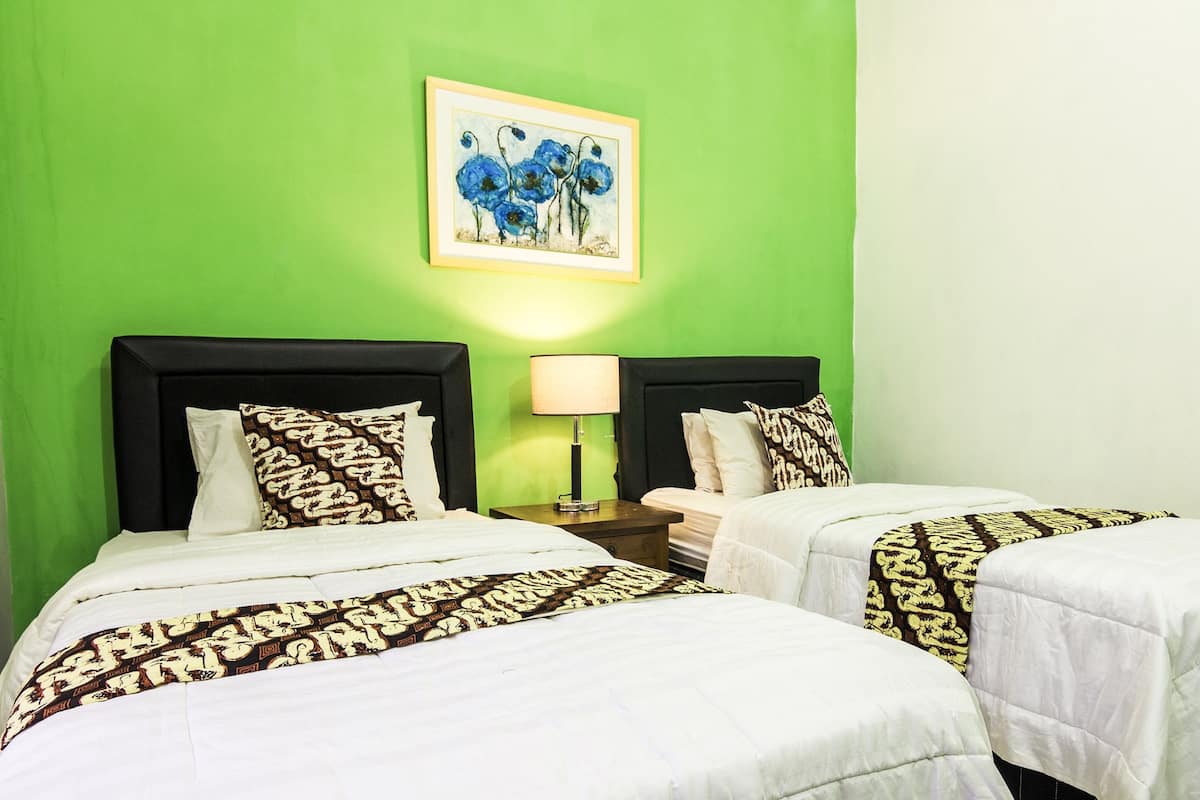 Deluxe Twin Room | In-room safe, WiFi (free), bed sheets