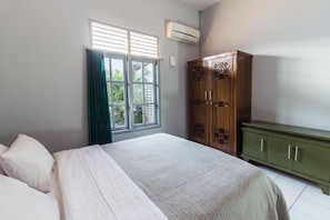 Deluxe Double Room | In-room safe, free WiFi, bed sheets - Ndalem Sarengat (Yogyakarta)