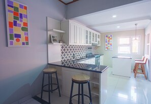 Fridge, oven, toaster, blender - Ndalem Sarengat (Yogyakarta)