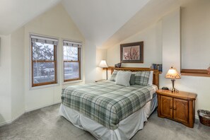 3 bedrooms, iron/ironing board, internet, bed sheets