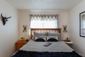 3 bedrooms, desk, iron/ironing board, free WiFi