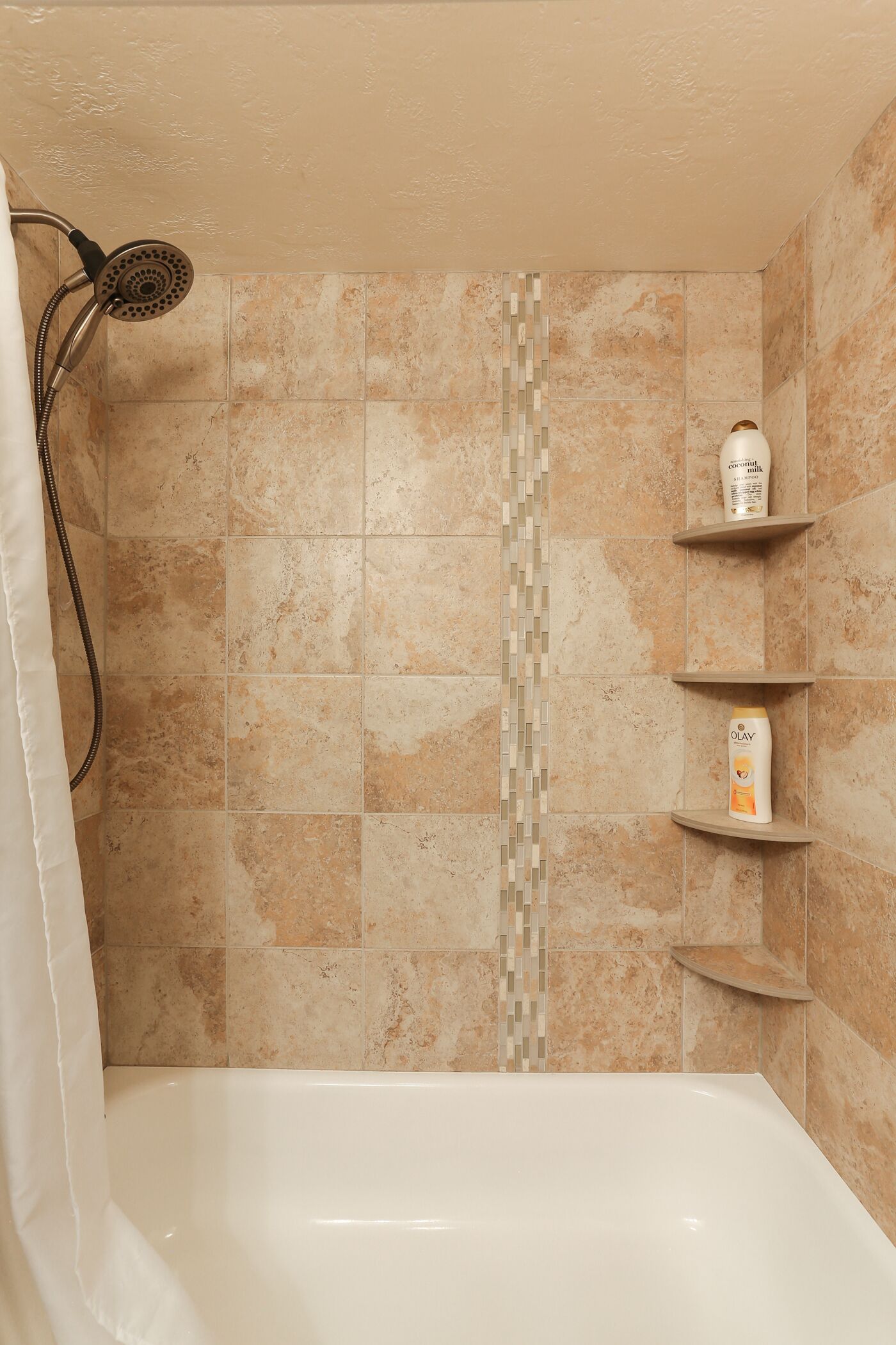 Ensemble douche/baignoire, sèche-cheveux, serviettes fournies, savon