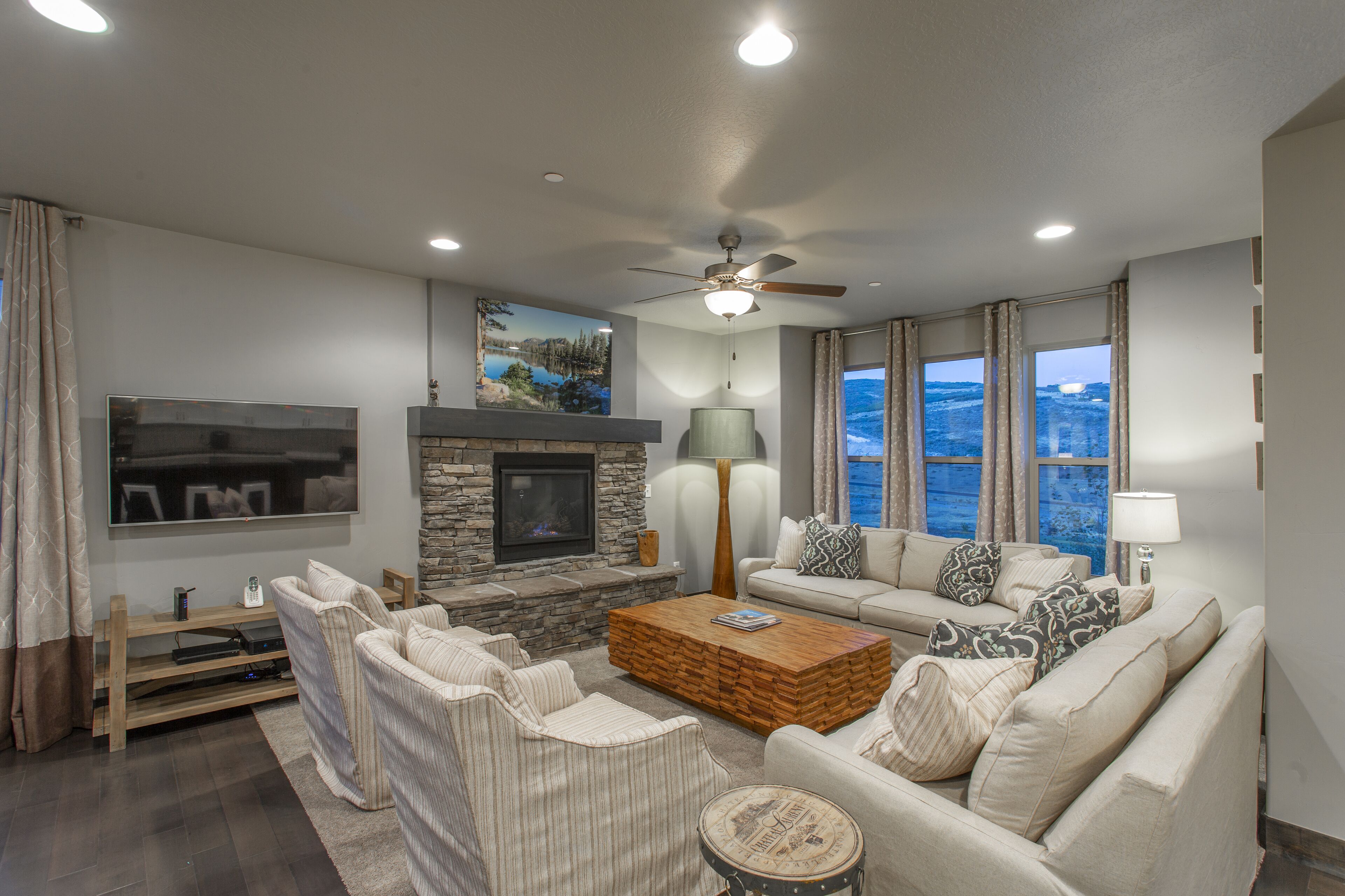 Large Townhome with Designer Home Furnishings. 