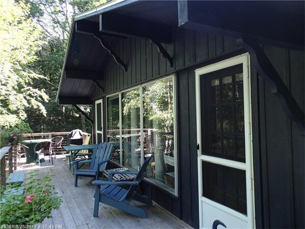 Terrace/patio - Quiet house near Bar Harbor, Acadia and the beach (Bar Harbor)