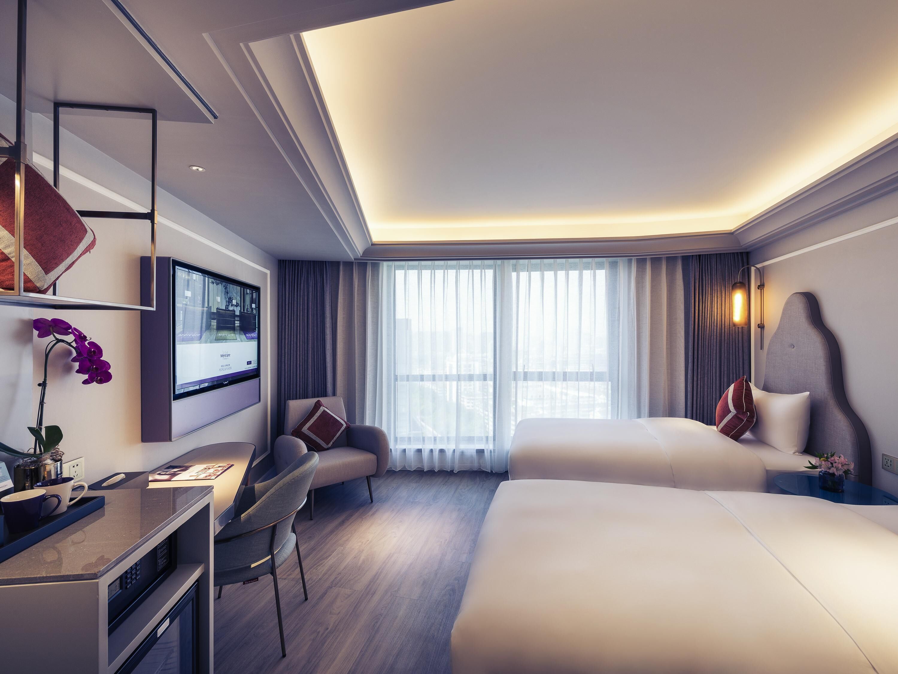 セーフティボックス (室内)、デスク、遮光カーテン、防音設備