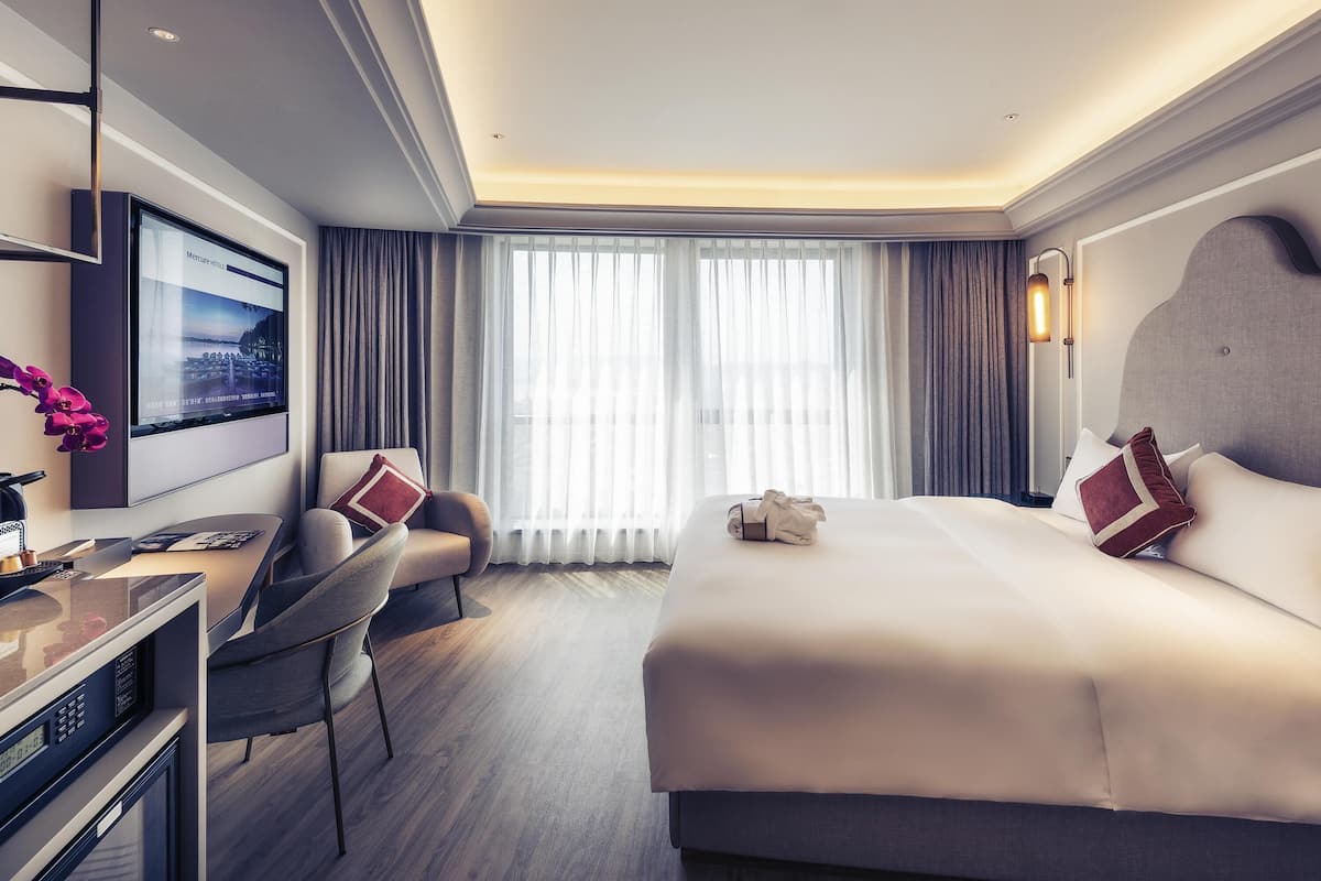 Privilege, Room, 1 King Bed | In-room safe, desk, blackout curtains, soundproofing