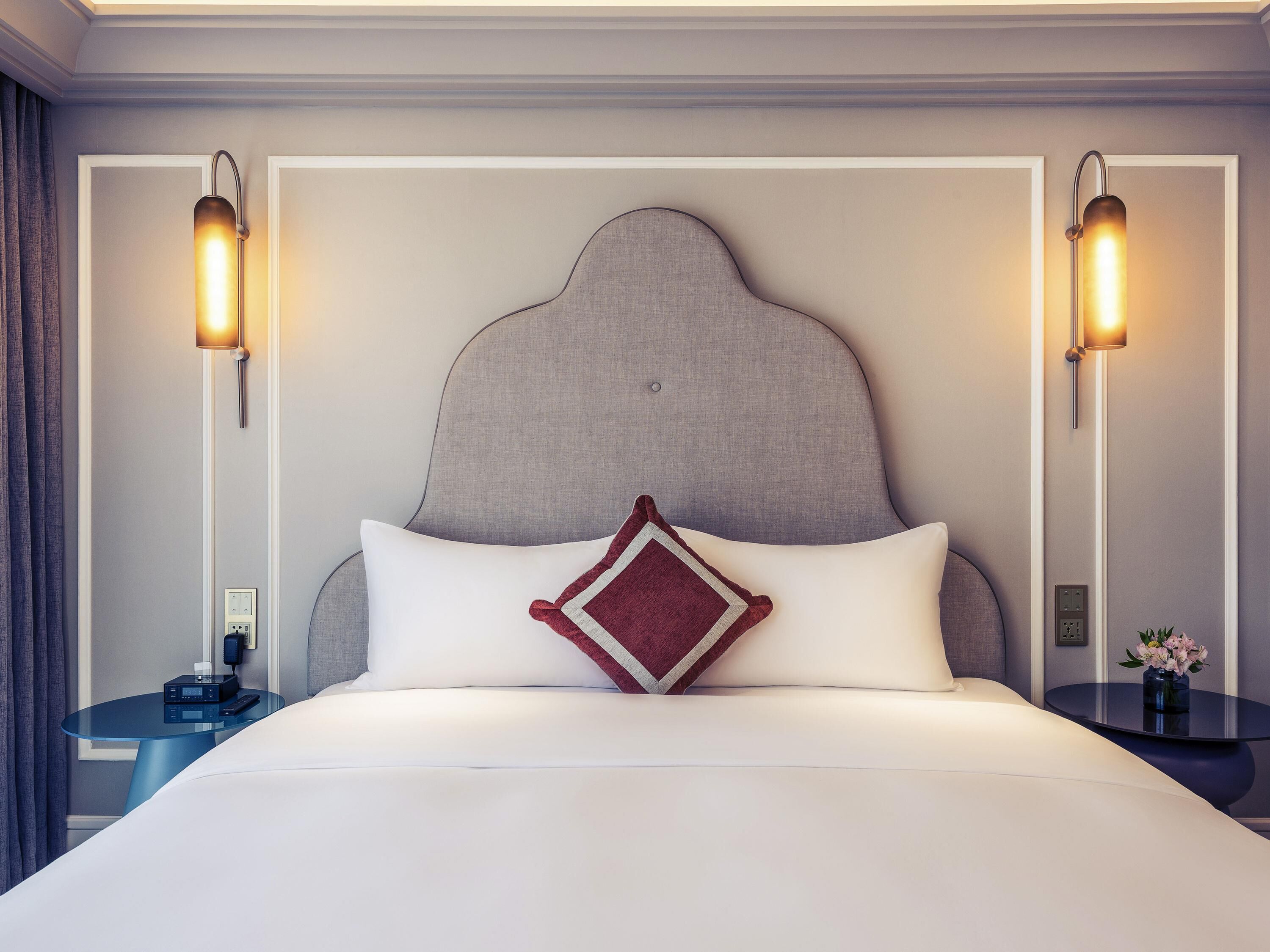 セーフティボックス (室内)、デスク、遮光カーテン、防音設備