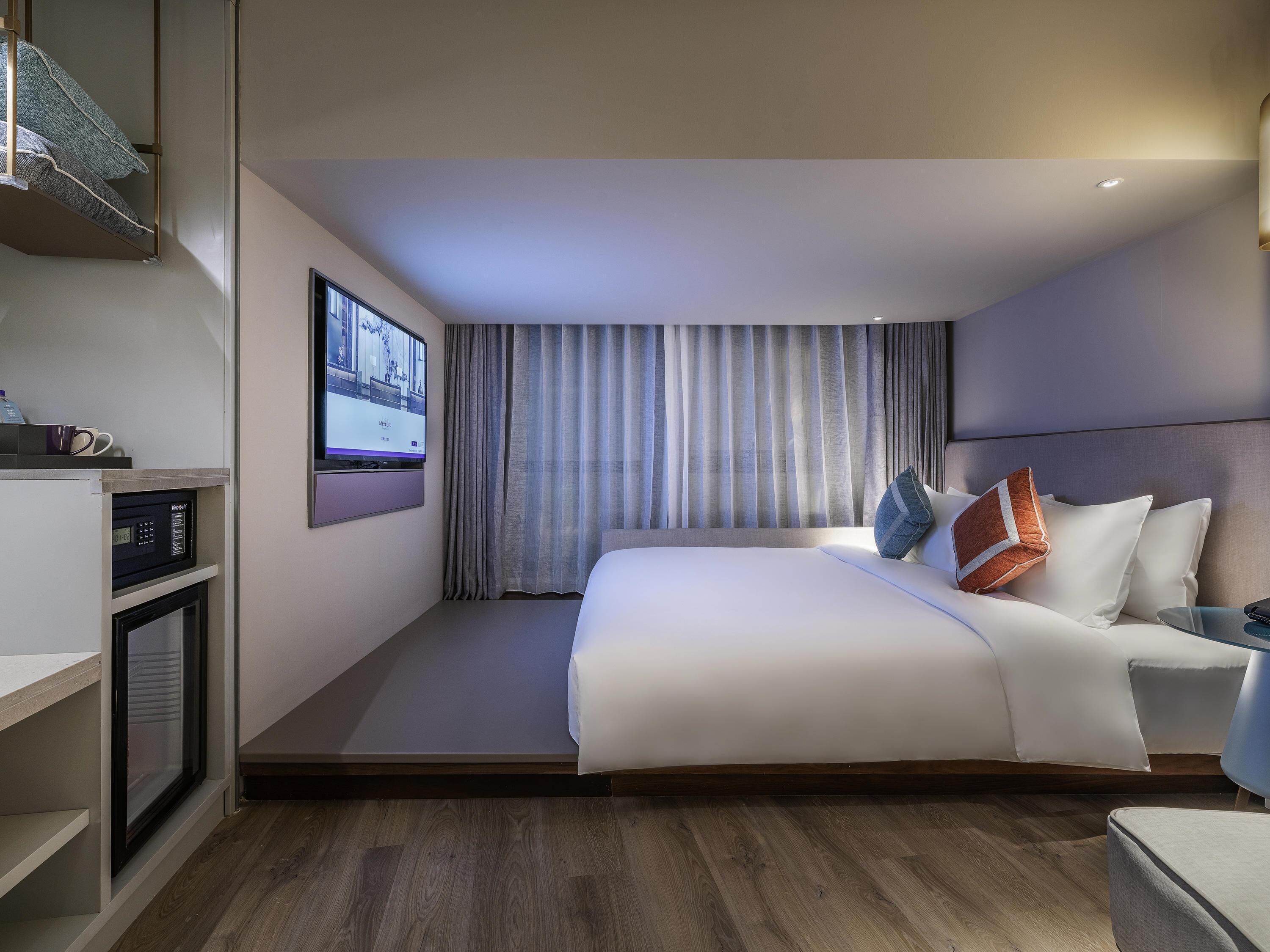 スタンダード ル ーム クイーンベッド 1 台 | セーフティボックス (室内)、デスク、遮光カーテン、防音設備