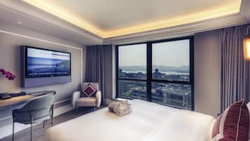 Privilege, Room, 1 King Bed | In-room safe, desk, blackout drapes, soundproofing