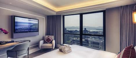 Privilege, Room, 1 King Bed | In-room safe, desk, blackout drapes, soundproofing