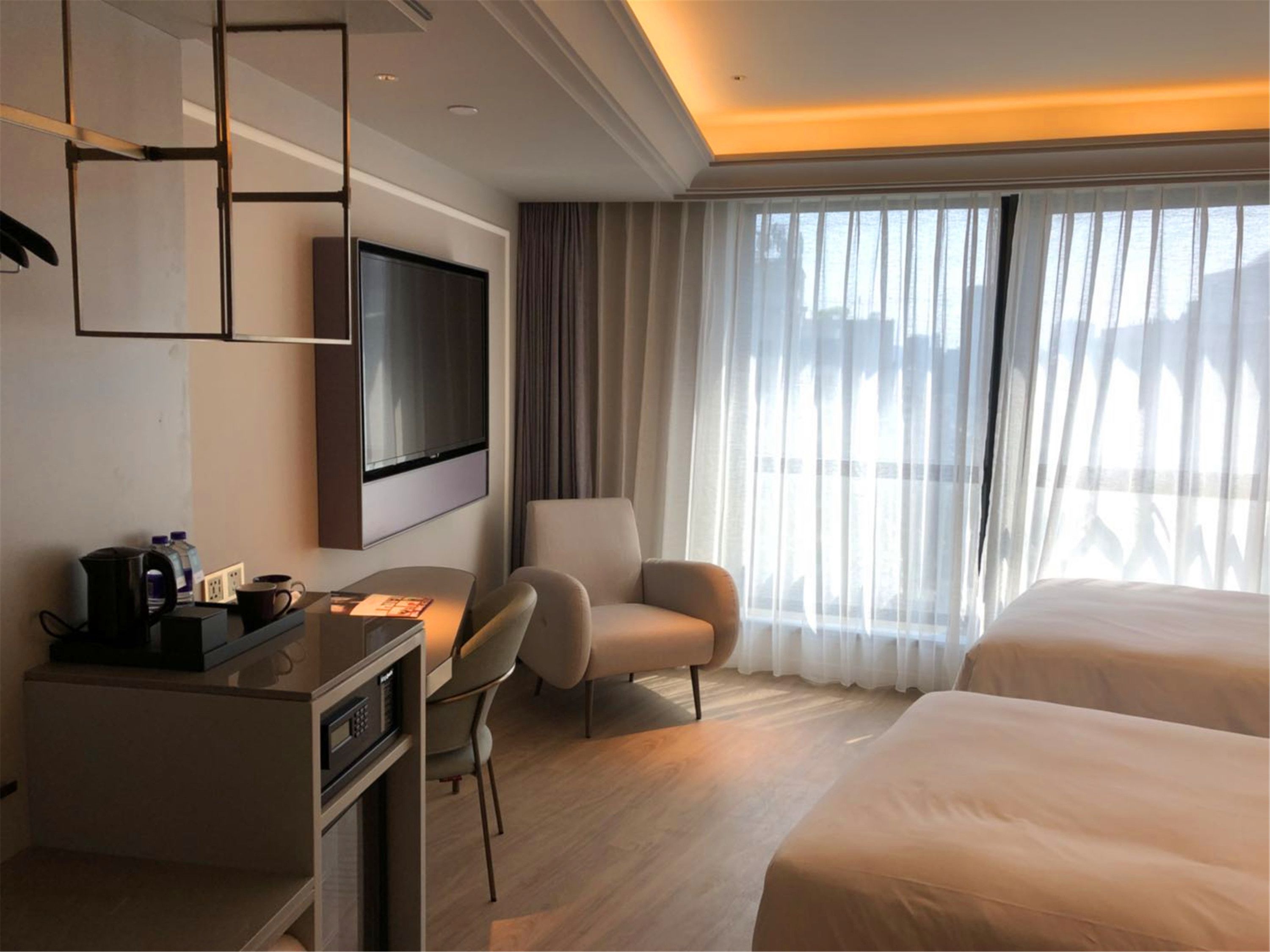 deluxe room, 2 single beds | in-room safe, desk, blackout curtains, soundproofing