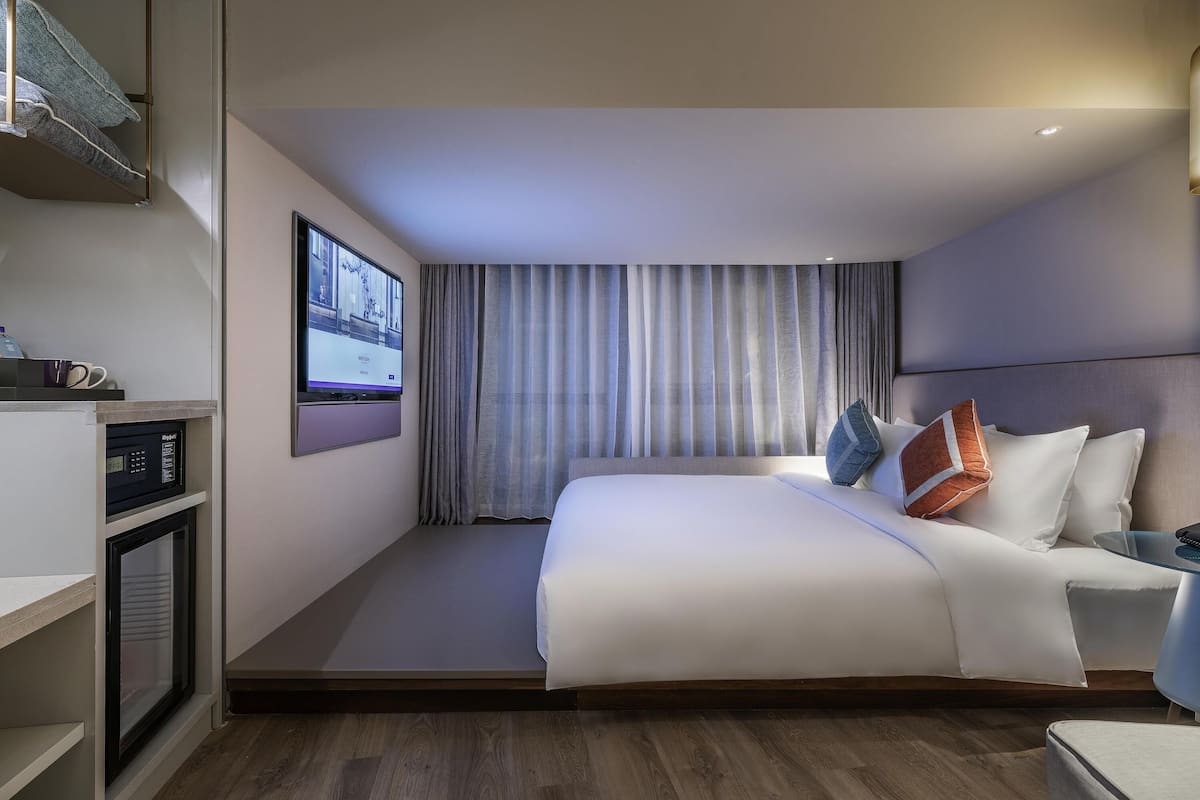 Standard Room, 1 Queen Bed | In-room safe, desk, blackout curtains, soundproofing