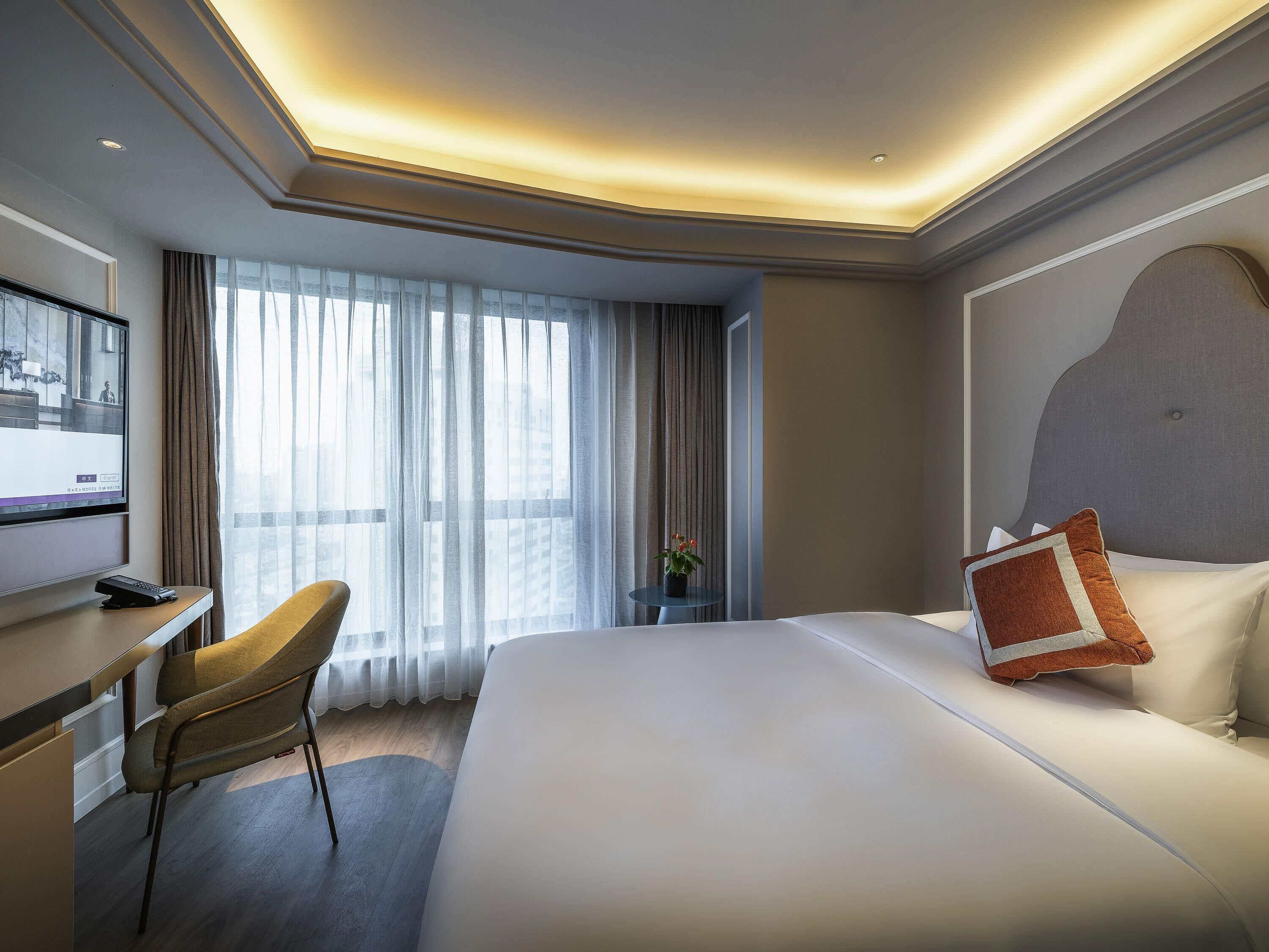 standard room, 1 king bed | in-room safe, desk, blackout curtains, soundproofing