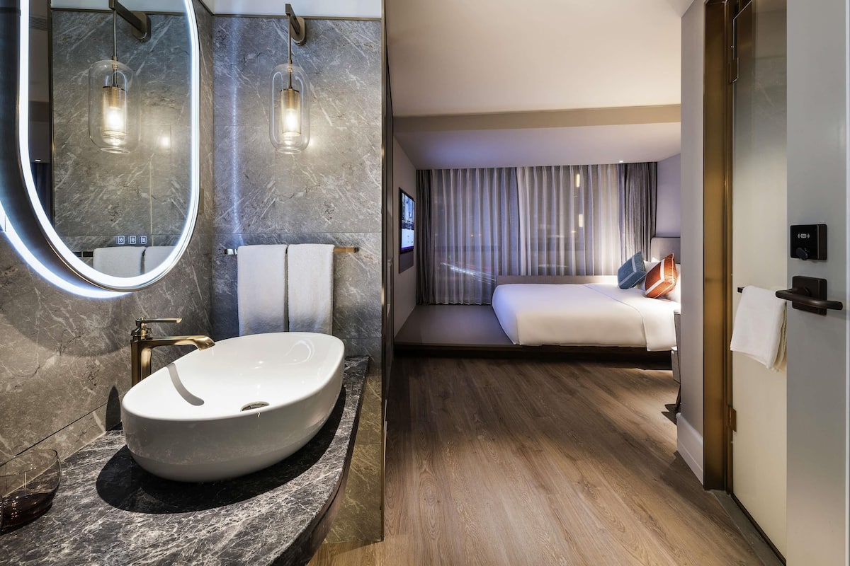 Standard Room, 1 King Bed | In-room safe, desk, blackout drapes, soundproofing