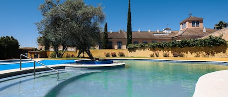 Una piscina al aire libre de temporada