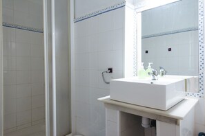 Habitació doble (4) | Bany | Articles de tocador gratuïts, assecador de cabells, tovalloles i xampú 