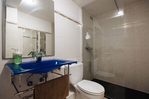 Habitación doble (2) | Baño | Artículos de higiene personal gratuitos, secador de pelo y toallas