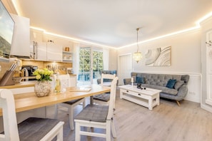 Flat-screen TV, fireplace, heated floors