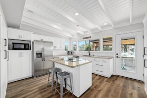 冷蔵庫、電子レンジ、オーブン、コンロ