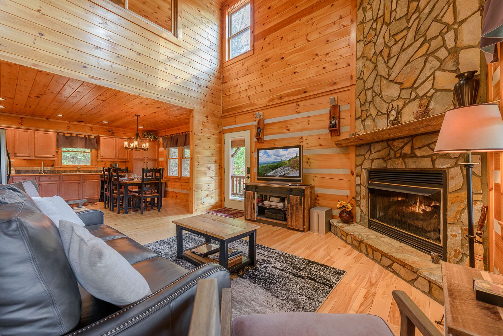 Mountain-Style Log Cabin in Central Location