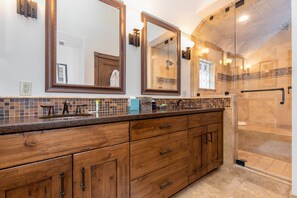 Amenidades de baño gratuitas, secadora de cabello, toallas 
