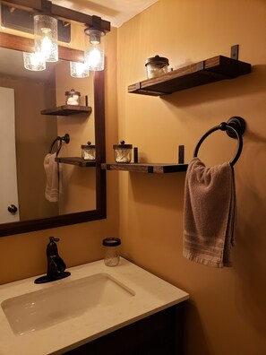Chuveiro/banheira combinados, secador de cabelo, toalhas de banho 
