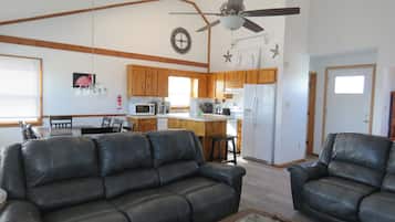 TV connectée, lecteur de DVD, baby-foot, table de tennis de table