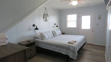 4 bedrooms, desk, iron/ironing board, travel crib