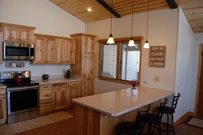 Fridge, microwave, oven, stovetop - Charming Country Club Getaway (Flagstaff)