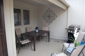 Outdoor dining - Charming Country Club Getaway (Flagstaff)