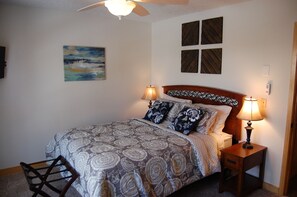 2 bedrooms, iron/ironing board, free WiFi, bed sheets - Charming Country Club Getaway (Flagstaff)