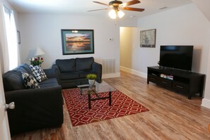 TV - F2, Downtown St. Augustine, POOL, beaches, spacious, free onsite parking! (Saint Augustine)