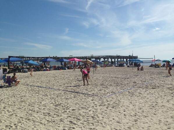 A beach with umbrellas and people. - F2, Downtown St. Augustine, POOL, beaches, spacious, free onsite parking! (Saint Augustine)