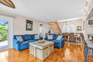 TV - P46 - Beautiful updated home on the Gulf side with pool and dock! (Marathon)