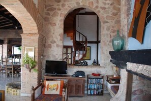 Televisión, chimenea, reproductor de DVD, videoteca