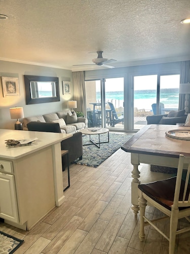 Beachfront @ CRYSTAL SANDS with Beach Service and upgraded