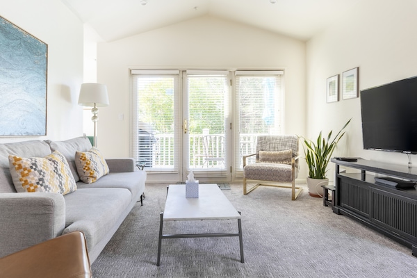 Älytelevisio, DVD-soitin, musiikkikirjasto, videokirjasto