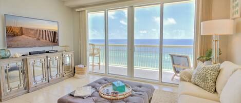 Una televisión, un reproductor de DVD, libros