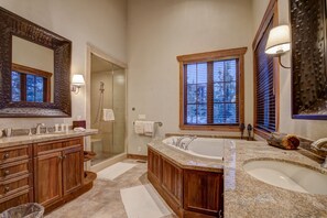Ducha, bañera de hidromasaje y artículos de higiene personal gratuitos