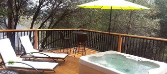 Spacious, newly rebuilt, split-level home with three decks near Yosemite