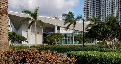 Sam's Place in Historic Hollywood FL 10 min to beach. High quality finishes.