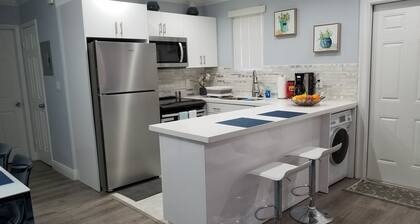 Sam's Place in Historic Hollywood FL 10 min to beach. High quality finishes.