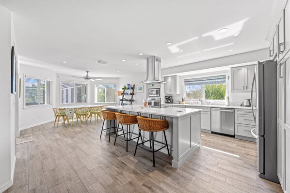 Jääkaappi, mikroaaltouuni, uuni, liesi