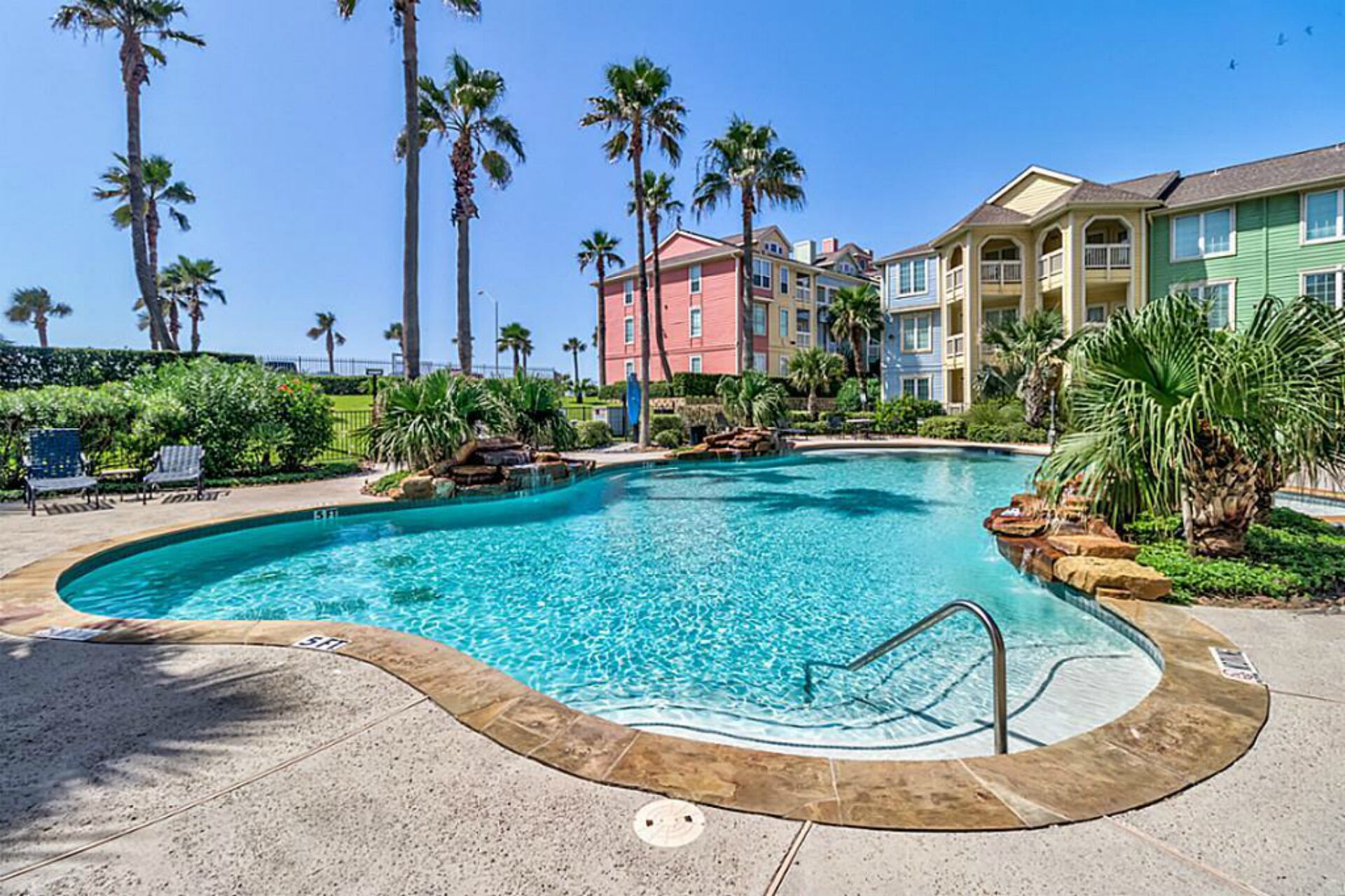 Alberca al aire libre y alberca climatizada