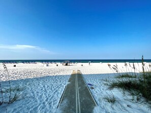 På stranden